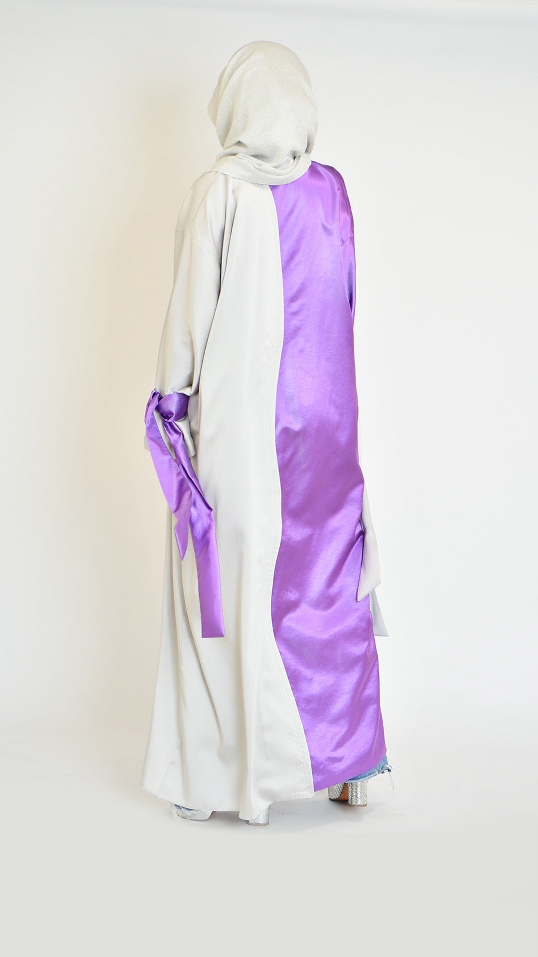 Two-toned wavy abaya in purple and silver