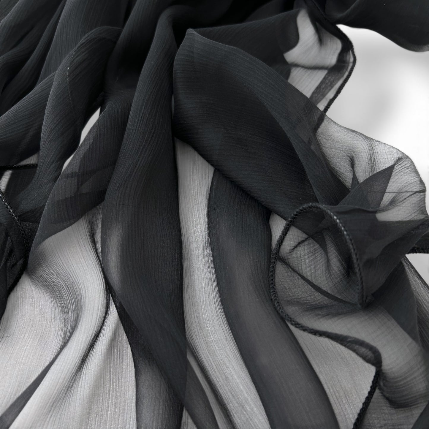 The Single-Layered Crinkled Silk Scarf – Black