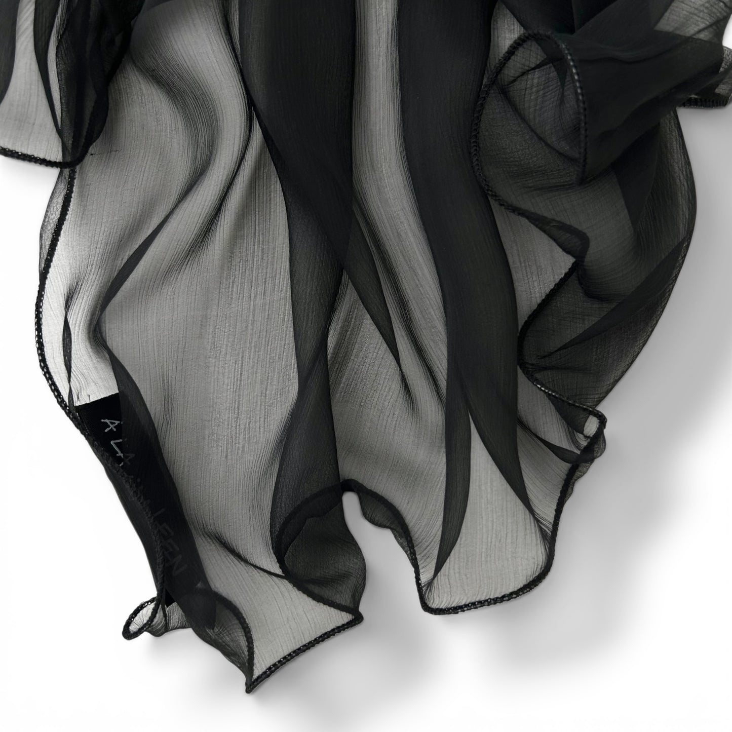 The Single-Layered Crinkled Silk Scarf – Black